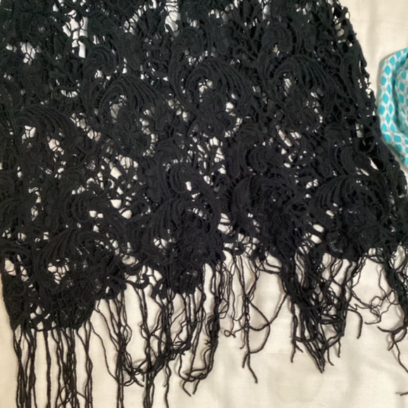 Crocheted lace like trendy crop top with fringe - Picture 2 of 4